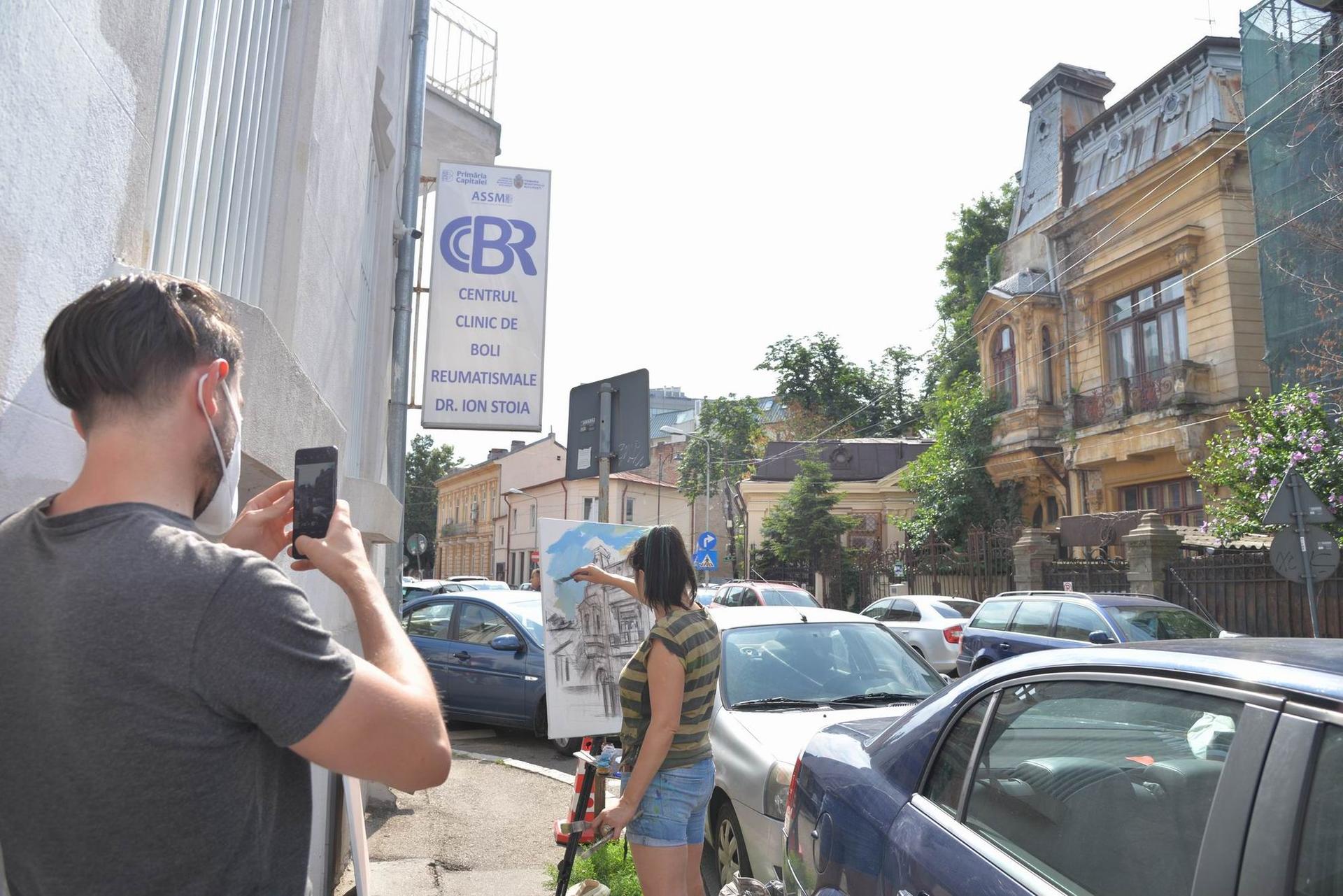 Trecătorii se opresc să privească ce fac pictorii. Foto Lucian Muntean