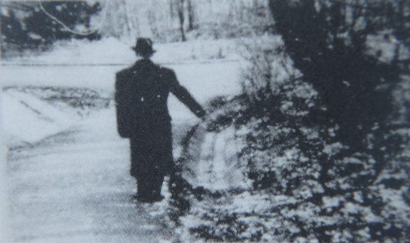 Locul unei căsuțe poștale folosite de Crăciunaș pentru a lăsa mesaje ofiţerului de legătură din partea Securității. Fotografie publicată în cartea lui Stejărel Olaru