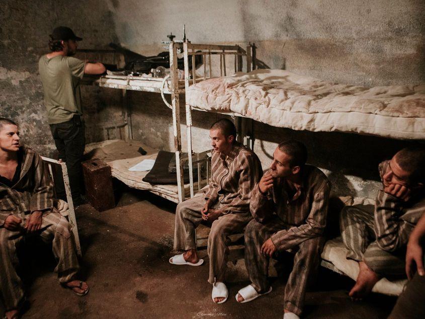 Filmul „Între chin și amin” e inspirat de „experimentul Pitești”. Sunt filme, cărți, dezbateri și condamnări în anumite cercuri. La nivel de țară, momentul acesta istoric încă e trecut la „și altele”. Foto: screenshot din film