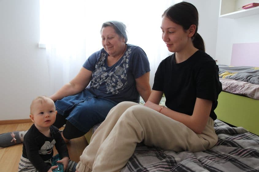 Dasha, cumnata Angelicăi (dreapta), Irina (centru) și Tima (stânga), bebeluș de 10 luni. Foto: Mike Bruce