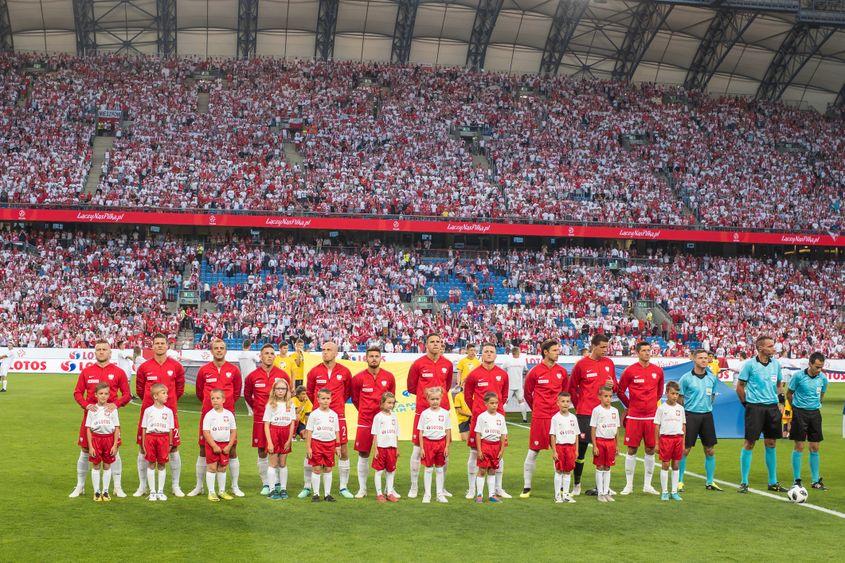 Poznan, Polonia. 8 iunie 2018. Meci amical internațional de fotbal: Polonia - Chile 2:2. Echipa Poloniei în timpul imnului. Foto © Dziurek | Dreamstime.com