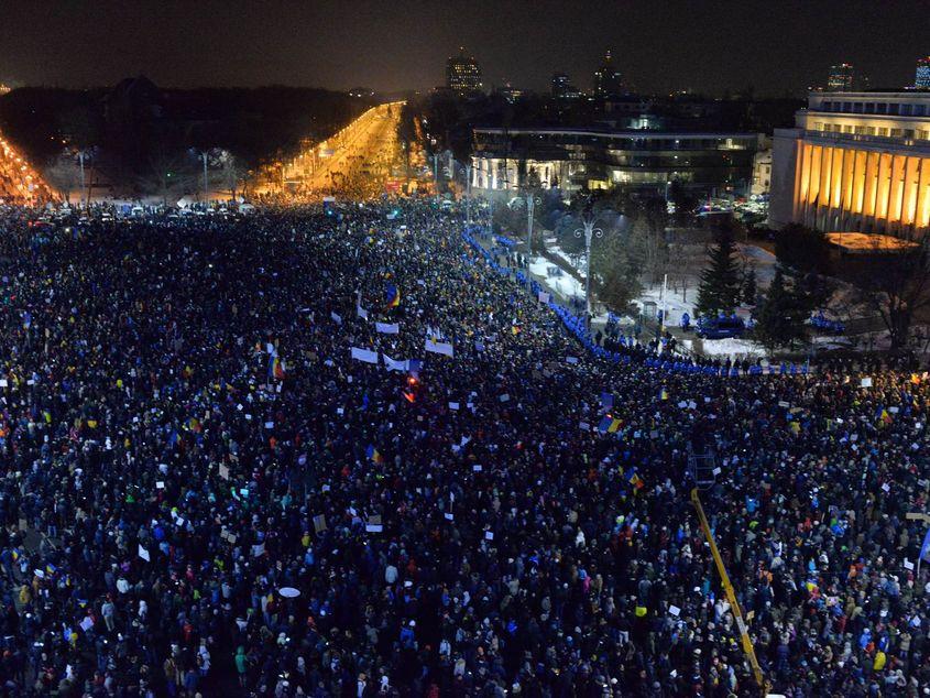 Piața Victoriei din București s-a umplut până la refuz. Foto: Lucian Muntean
