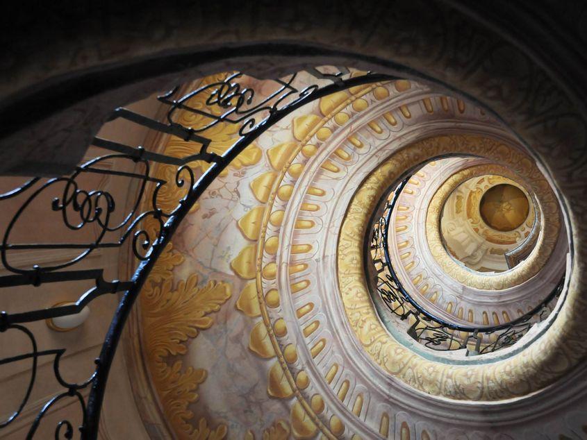 Scara în spirală face legătura între biserica și biblioteca abației Melk. Fotografii: Lucian Muntean