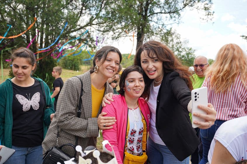 Deși diagnosticul de boală incurabilă vine ca o lovitură pentru orice familie, în România el vine și cu o altă consecință: izolarea totală. HOSPICE încearcă să schimbe asta.