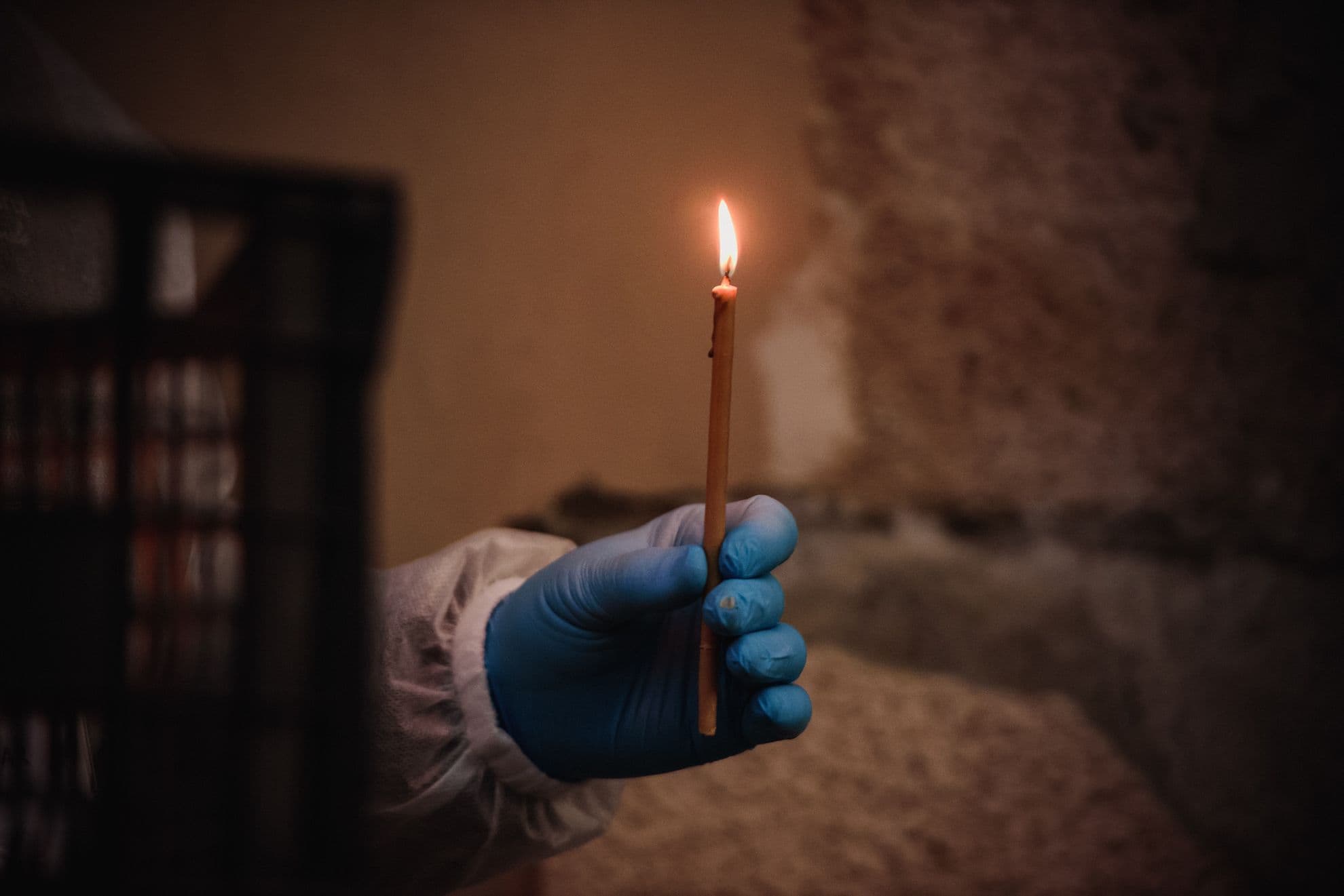 Lumina este dusă din casă-n casă într-o astmosferă de liniște stranie.