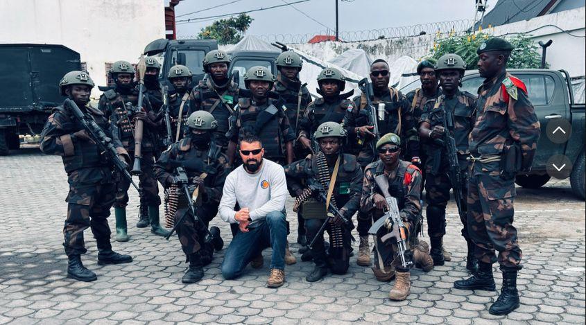 Bogdan Baciu alături de combatanți din armata guvernamentală Congo, imagine publicată inițial pe contul de Tik Tok numit „special operations practice”. Captură ecran.