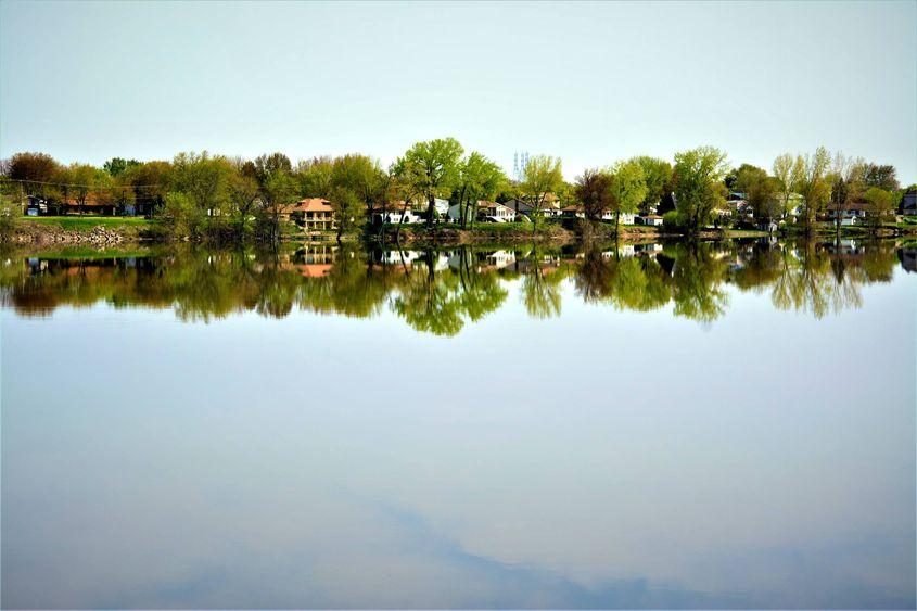 Imagine din orașul Laval, făcută de pe podul Arthur Sauvé.