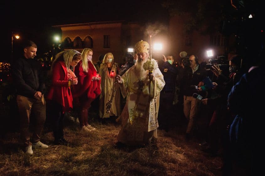 ÎPS Teodosie Tomitanul, în timpul unei băi de mulțime cu presă. Foto: Ioana Epure