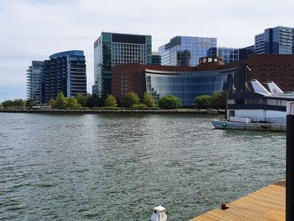 De la un cartier postindustrial sărac la cel mai dinamic cartier din SUA: povestea Boston Seaport District