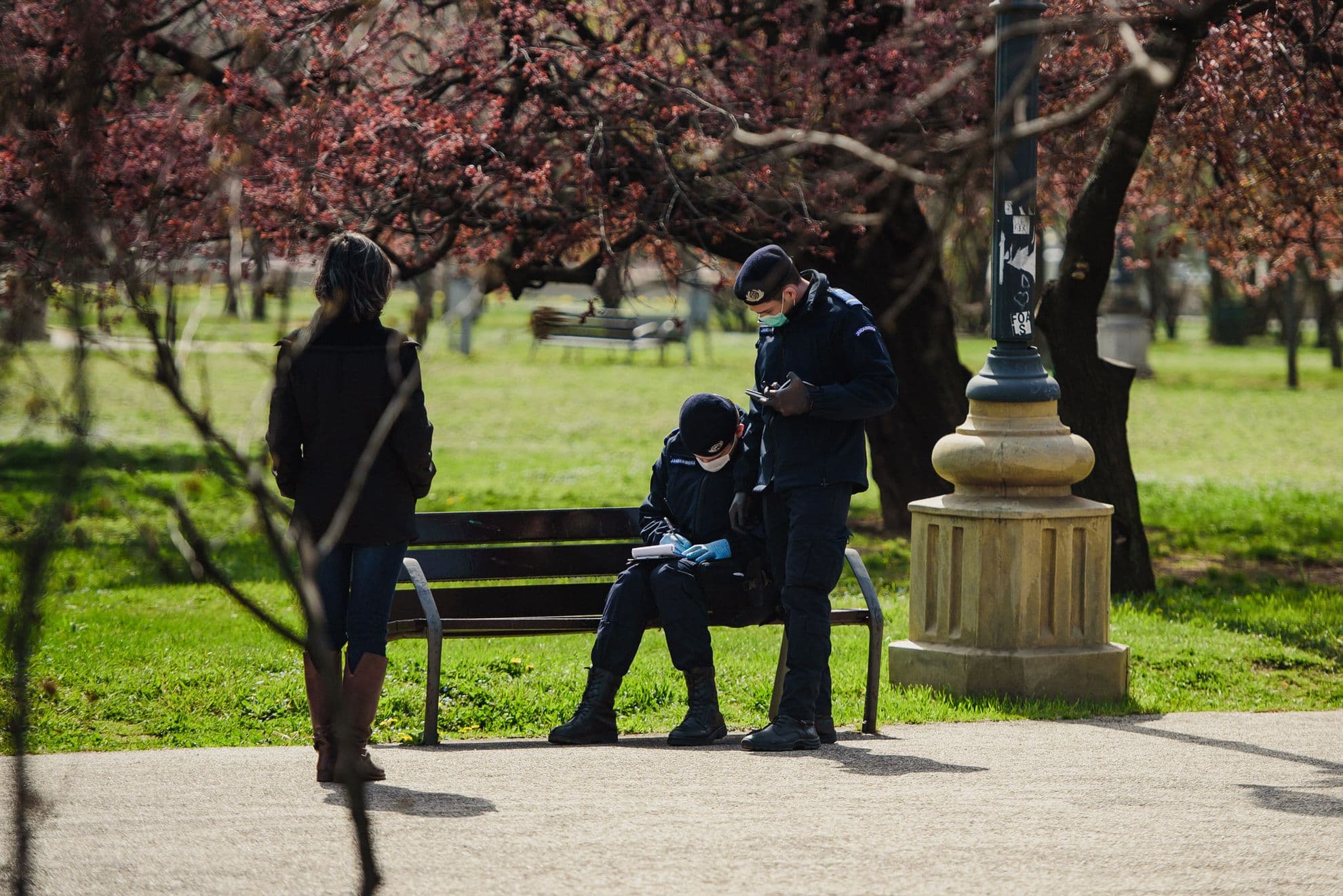 Poliția locala oprește inclusiv oamenii care se plimbă prin parc. Foto: Ioana Epure