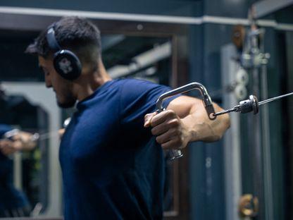 Foto: Daria Gîzdavu. M face fluturări pentru piept la scripete.