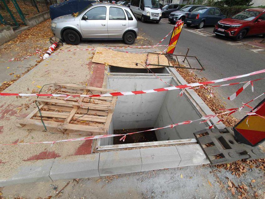 Până când devin funcționale pubelele, gropile săpate cu excavatorul lângă blocuri îi încurcă pe oameni sau îi pun în pericol. Foto: PressOne