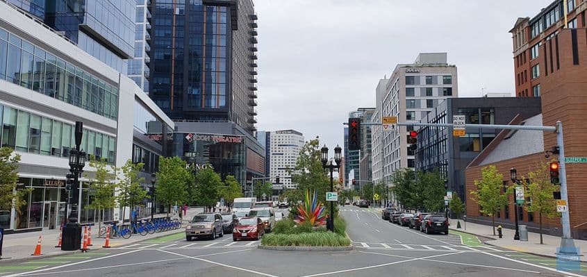 Remarcați cum trebuie să arate un bulevard modern: piste de biciclete, spații de parcare care separă traficul auto de bicicliști dar nu-i pun în pericol când se deschid ușile, copaci și spații verzi.