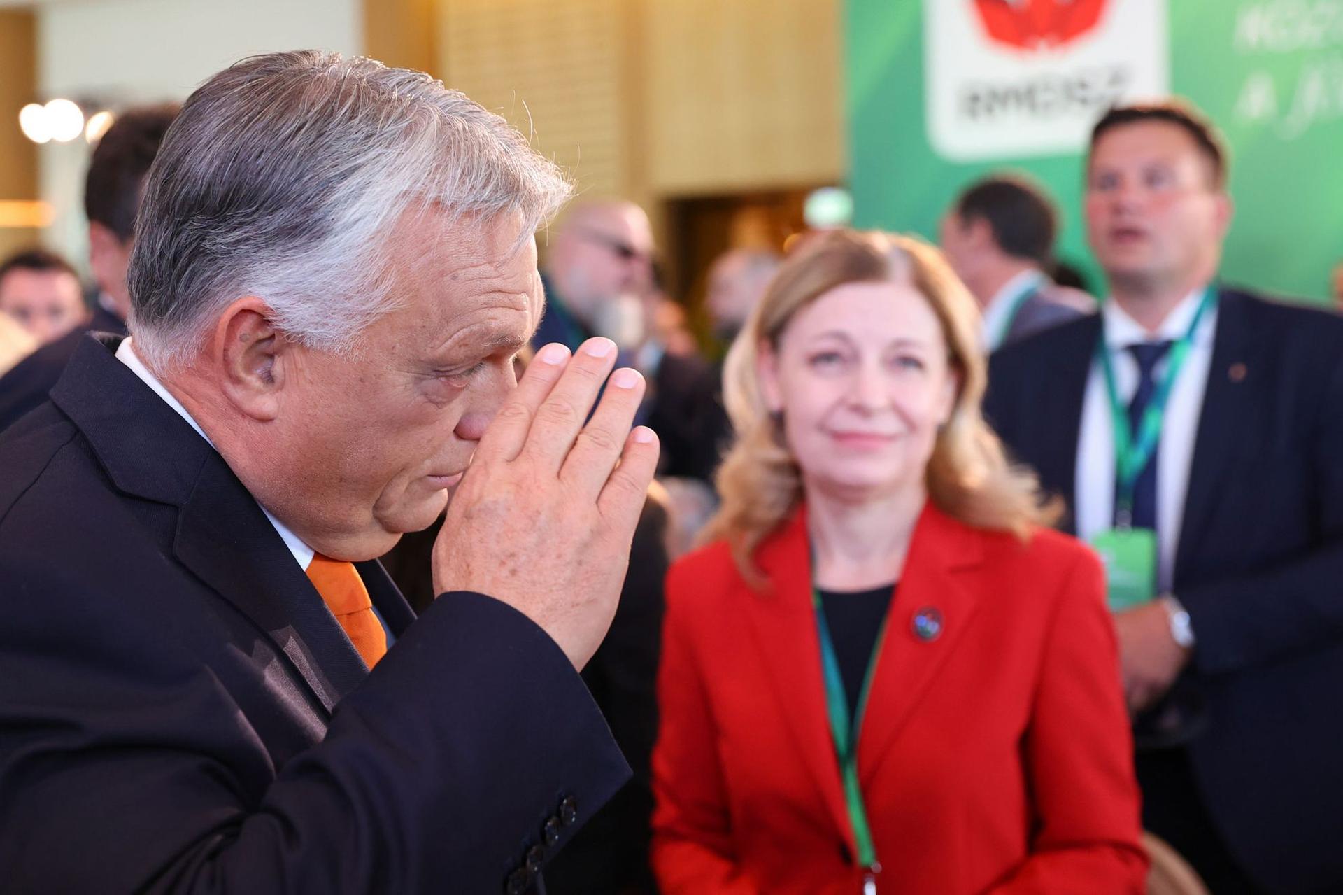 Viktor Orban salută publicul la cel de-al 17-lea congres UDMR, 10 octombrie 2025 . Inquam Photos / Simion Sebastian Tataru
