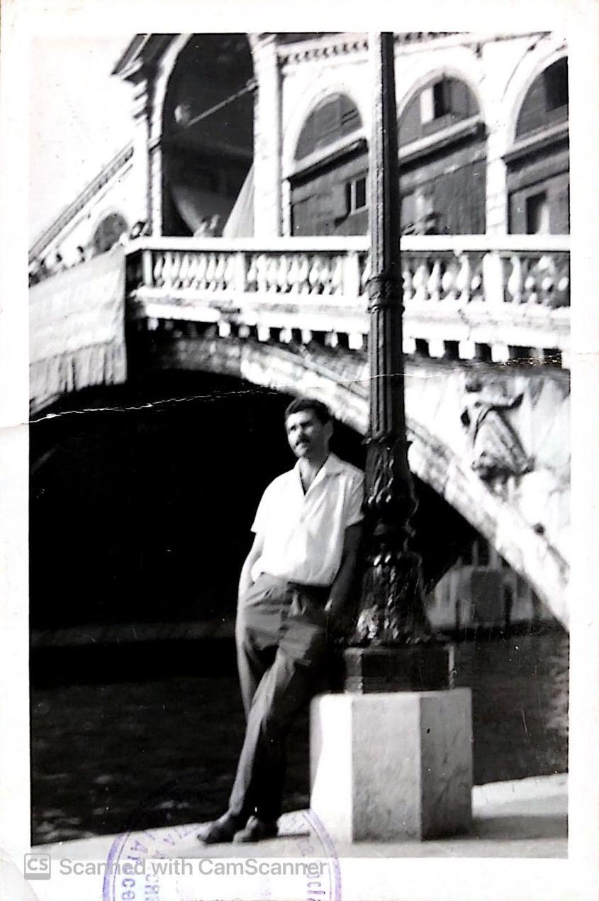 Fotografie în fața podului Rialto din Veneția. Sursa: dosarul de Securitate al lui Pavel Lazăr