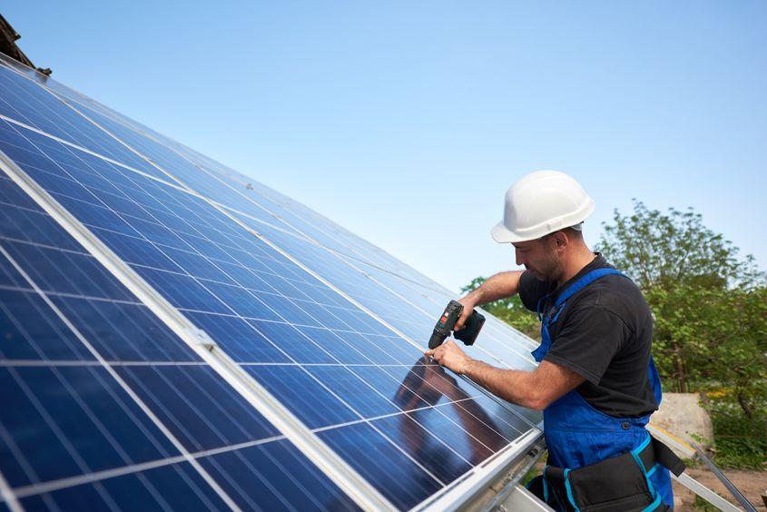 Conform datelor oficiale publicate de ANRE, prosumatorii din România au adăugat în sistemul energetic național o putere instalată totală de aproximativ 3.897 MW (circa 3,9 GW), prin intermediul a 346.194 de locuri de consum racordate la rețea până la jumătatea anului 2026. Rețeaua nu e pregătită să preia decât o parte din această energie Foto: © Anatoliygleb | Dreamstime.com