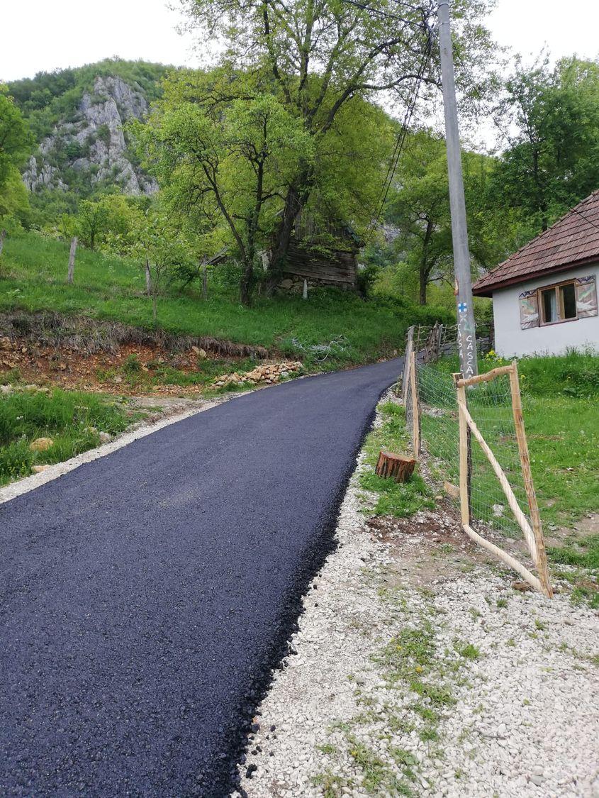 Drumul către Peștera Huda lui Papară, după asfaltarea Primăriei din Sălciua, Alba
