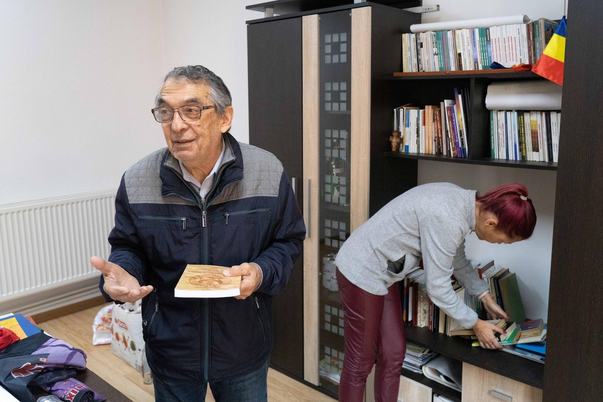 „Ce să fac, genele armene sunt longevive!” spune Ioan Esztegar, de „80 și ceva” de ani. Foto: Raul Ștef