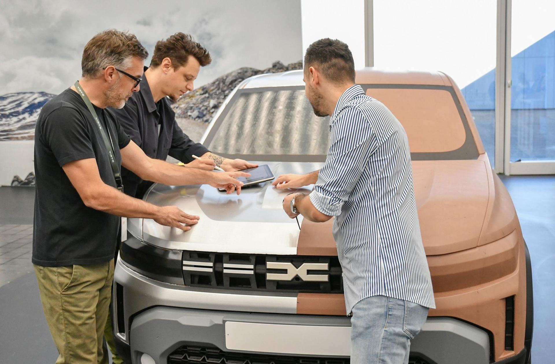 Eduard Grigoroiu (mijloc), alături de echipa de design Dacia Duster