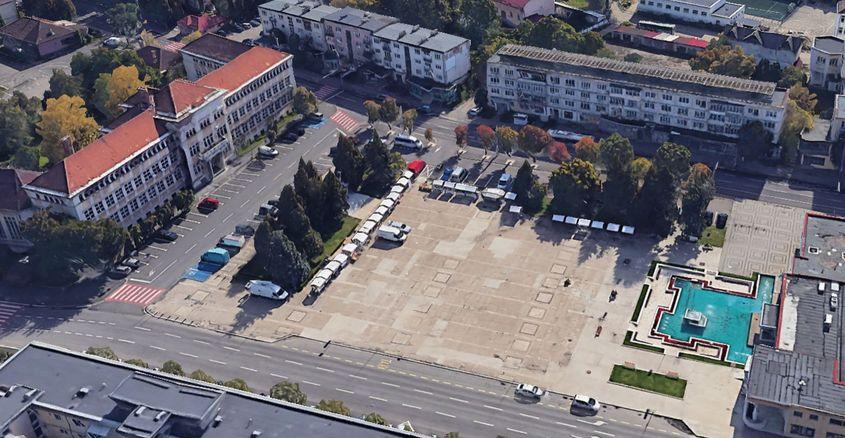 Baia Mare. Centrul orașului, văzut de pe Google Maps: fostele spații verzi au fost înlocuite de beton, pe principiul folosirii pieței pentru evenimente mari. Însă pe timp de vară piața lipsită de copaci acționează ca o imensă baterie de căldură