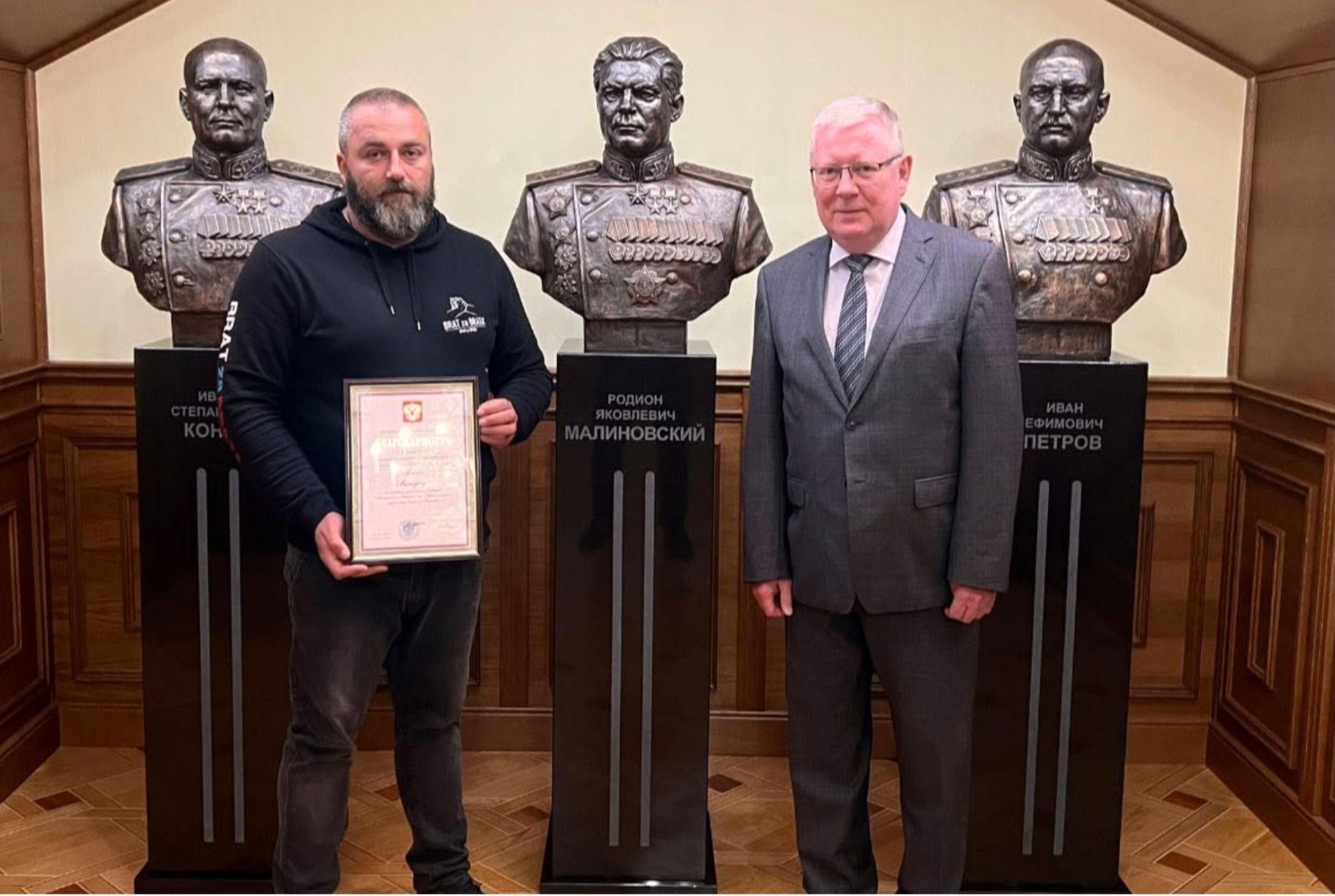 Ambasadorul Igor Bratchikov îi transmite lui Matúš Alexa, liderul motocicliștilor, o mulțumire oficială din partea lui Vladimir Putin.<br><em>Sursa: Brat za brata / Facebook</em>