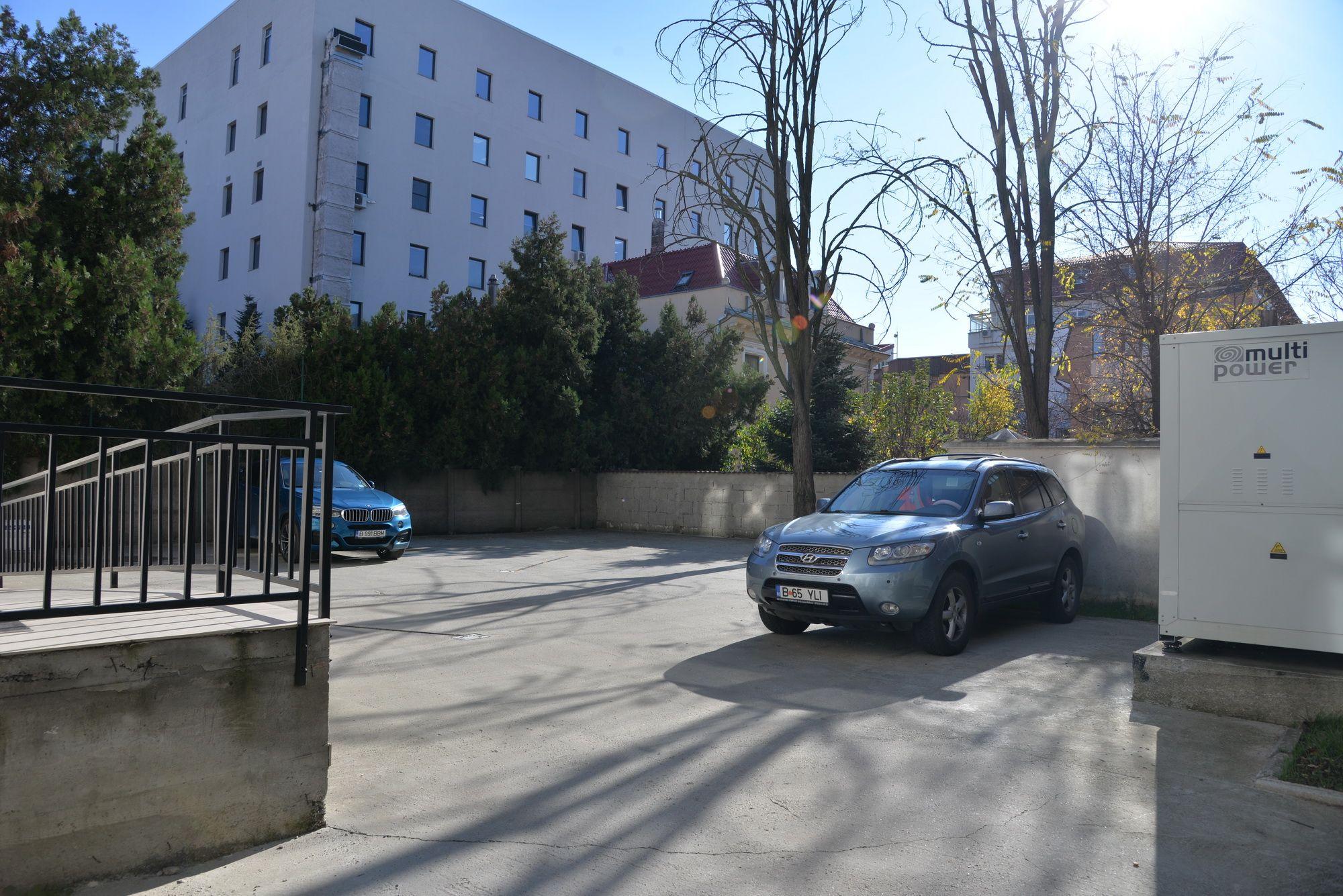 Parcarea acestei clinici se află pe terenul municipiului