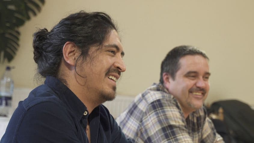 Luis Escobedo, un cercetător de origine peruviană (stânga, prim-plan), împreună cu colegul său Támas Kiss (dreapta), cercetători asociați ai Institutului pentru Studierea Problemelor Minorităților Naționale din România, au investigat în ultimii doi ani efectele scandalului de la Ditrău asupra locuitorilor comunei. Foto: arhiva personală