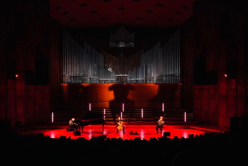 „Lumini și umbre”, spectacolul lui Andrei Irimia, în care îi are alături, în dialog, pe Răzvan Păun – vioară – și Thibault Solórzano – violoncel. Foto: Instagram/anto.fotograf