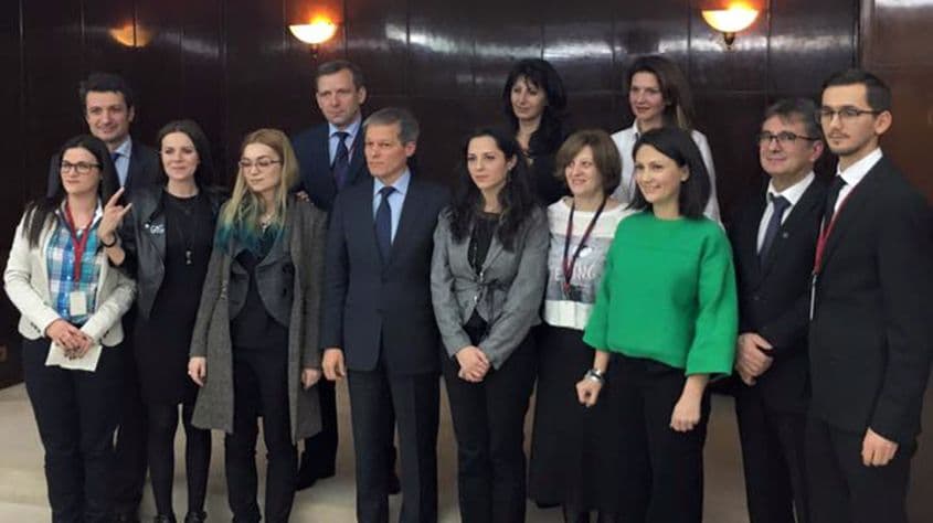 14 decembrie 2015: la întâlnirea voluntarilor #Colectiv cu premierul Cioloș participa și secretarul de stat Dorel Săndesc (al doilea din dreapta), care acum promite tot ce se promisese și atunci.