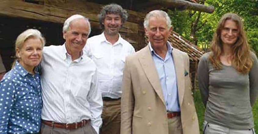 Soții Doug și Kristine Tompkins (în stânga), alături de Christoph Promberger și de soția sa, Barbara, într-o imagine din 2014 publicată pe site-ul Rainforest Concern. Ei sunt însoțiți de Prințul Charles, un susținător al proiectului FCC. Sursa foto: rainforestconcern.org