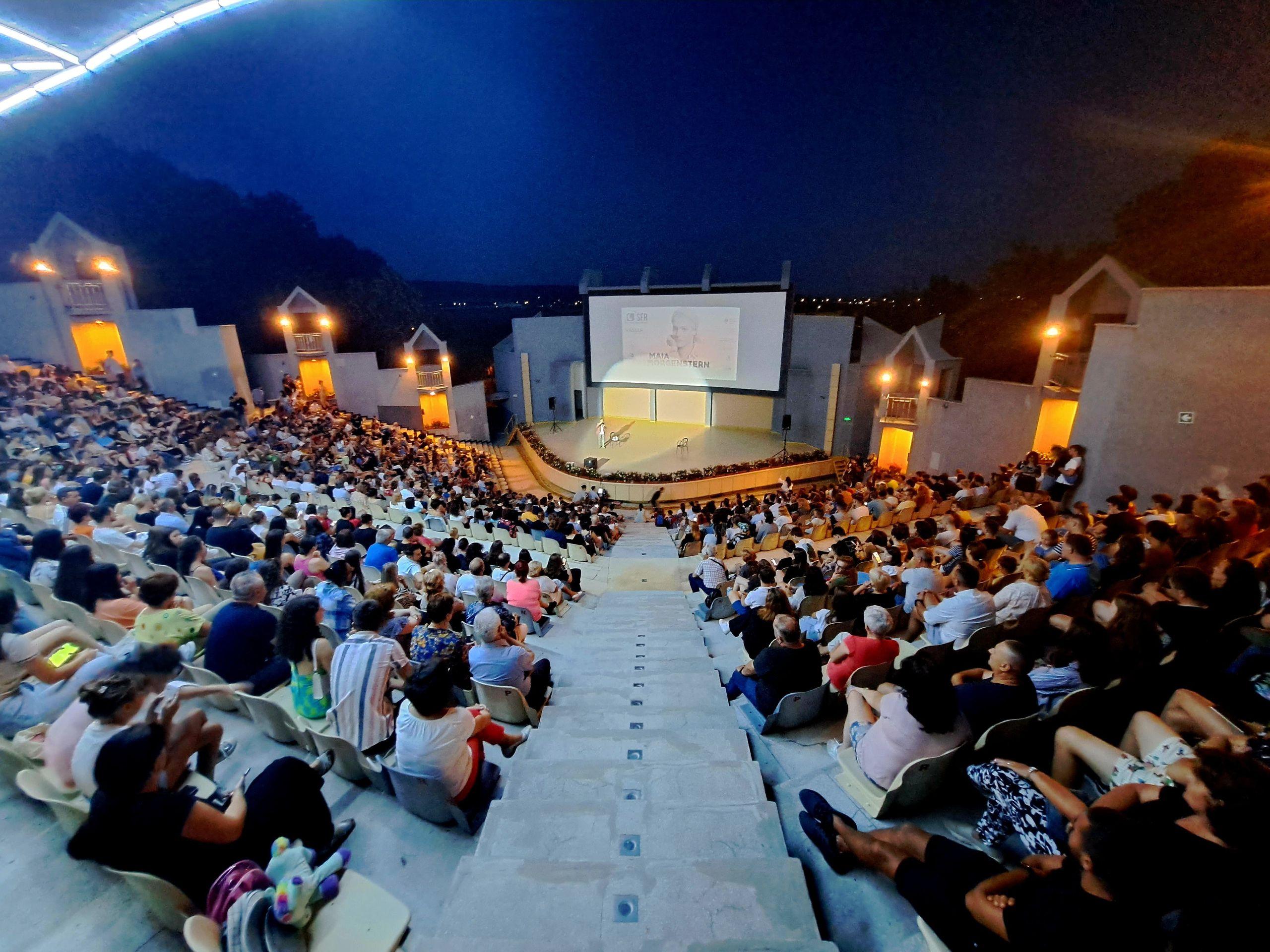 Teatrul de Vară Vaslui, un spațiu pentru evenimente care stă închis aproape mereu. Așa arăta la proiecția filmului „Balanța”, în cadrul „SFR la Open Camp Vaslui 2022”