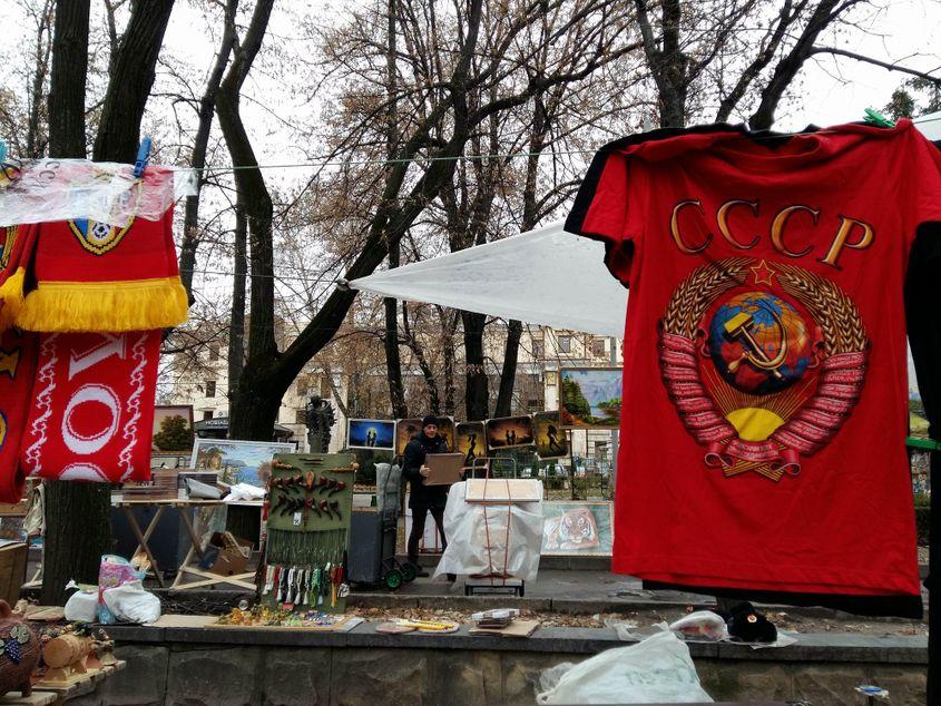 Imagine din piaţa de suveniruri din centrul Chişinăului. Fotografii: Lucian Muntean