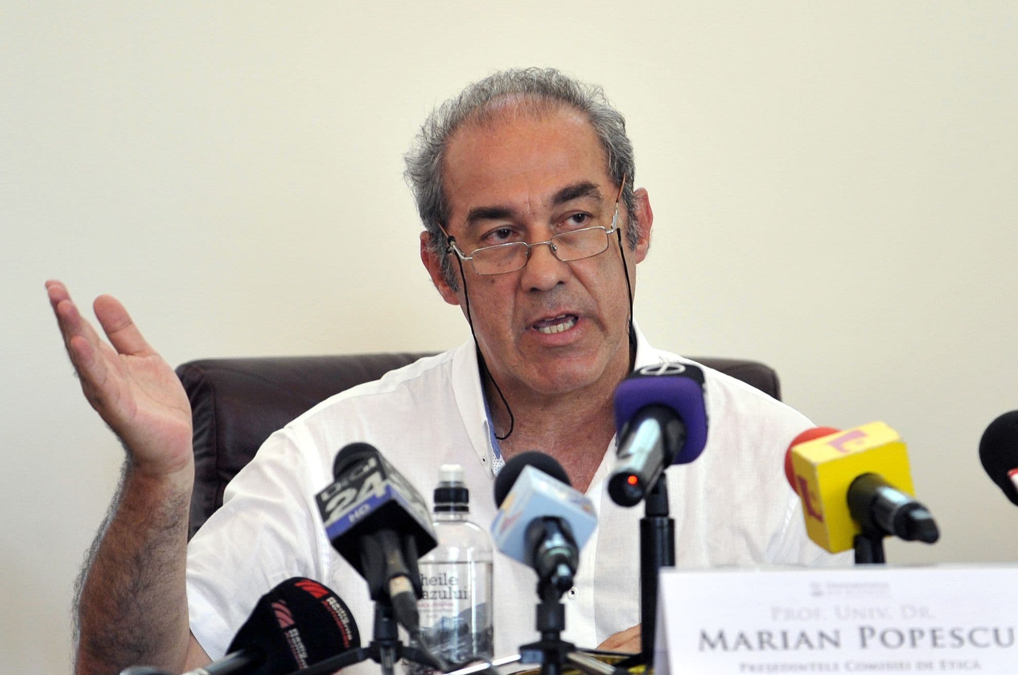 <strong>Profesorul Marian Popescu, director al CARFIA, coordonat proiectul Consorțiului “Universitaria” – aflat în derulare – de a stabili o “Strategie comună de consolidare a culturii eticii și integrității academice”. “Propunerea e încă o încercare de a flutura steagul integrității academice fără un plan de «luptă» coerent”. FOTO: AGERPRES / Alex Tudor</strong>