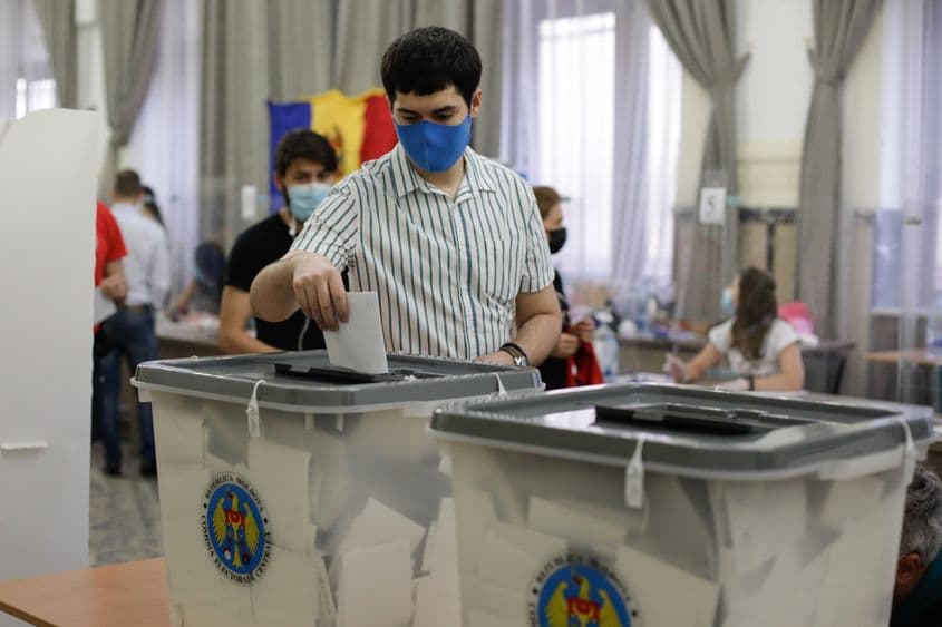 Cetățeni din Republica Moldova votează la o secție din București pentru alegerile parlamentare anticipate, duminică 11 iulie 2021. Inquam Photos / George Călin