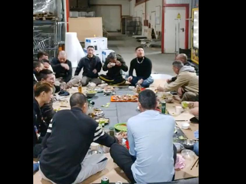 Un grup de muncitori vietnamezi muncesc și trăiesc într-o fabrică din Cluj, izolați de restul orașului, după propriile lor reguli. Foto: screenshot video Facebook Van Minh