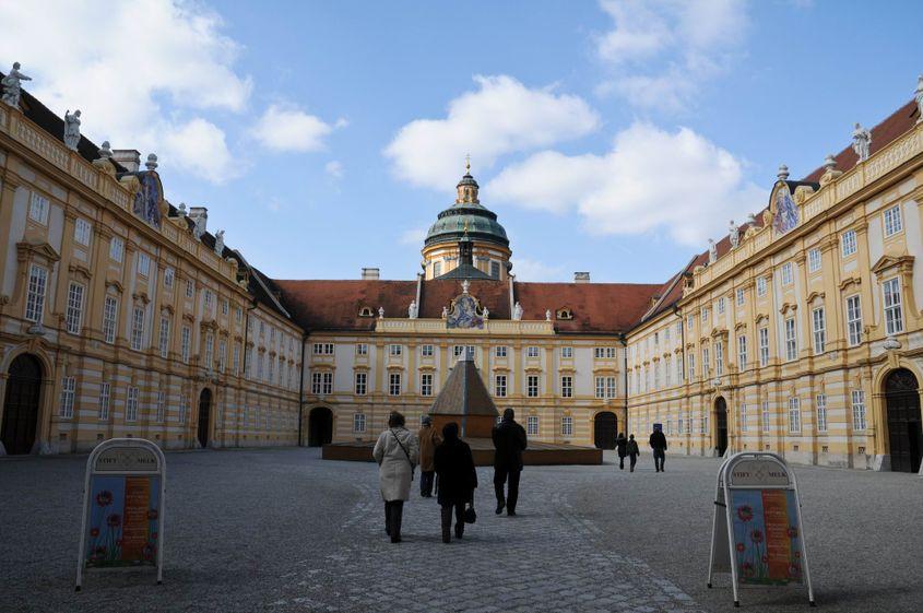 Muzeul și biblioteca abației sunt deschise pentru turiști.