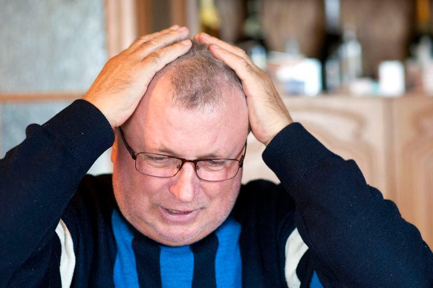 Vasile Mironescu susține că a fost amenințat cu pistolul și bătut în plină stradă de primarul Maricuța. Și că nimeni n-a vrut să meargă martor…