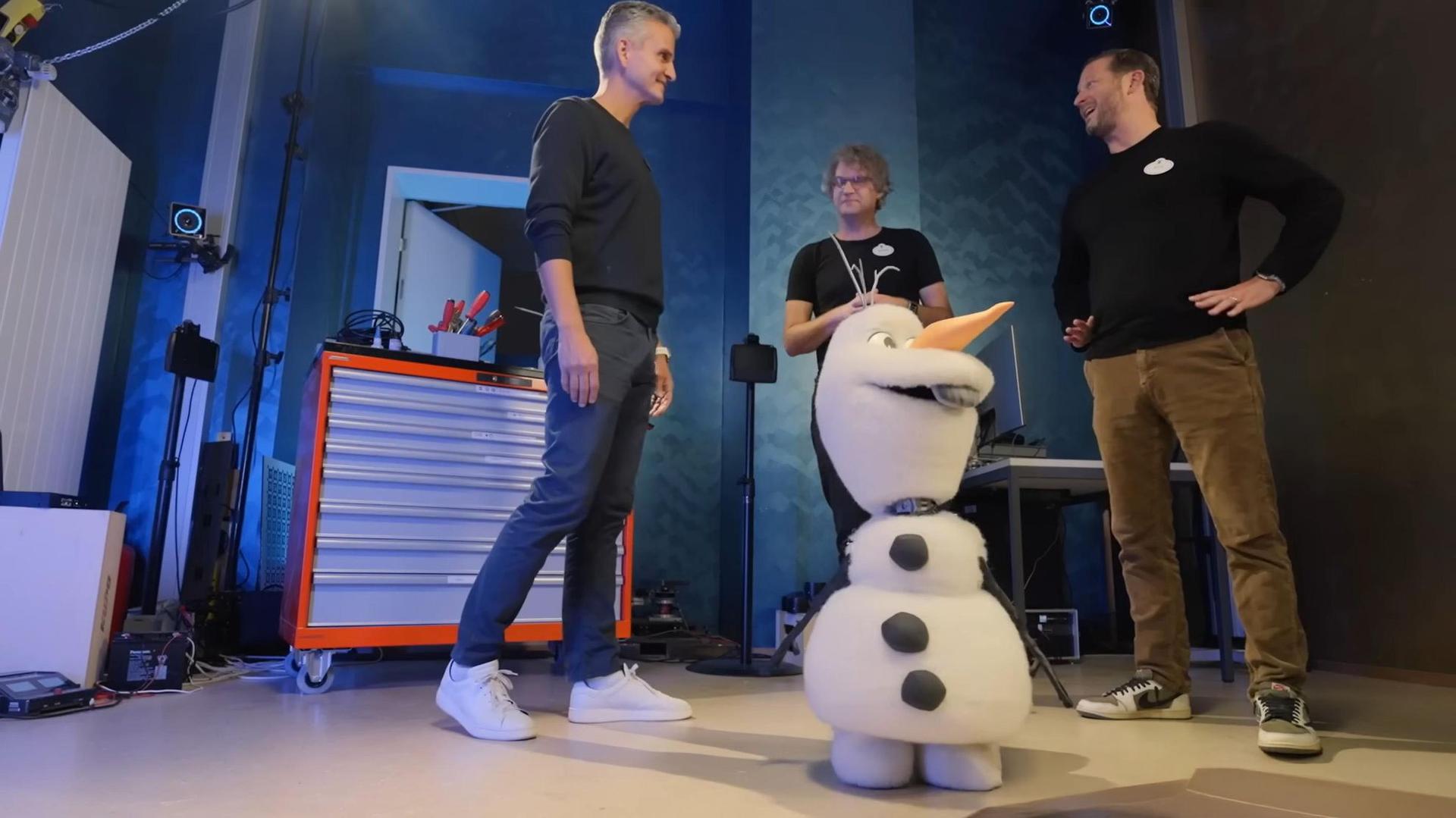 Robotul autonom înzestrat cu AI Olaf, pregătit să interacționeze cu copiii și vizitatorii adulți la Disneyland.