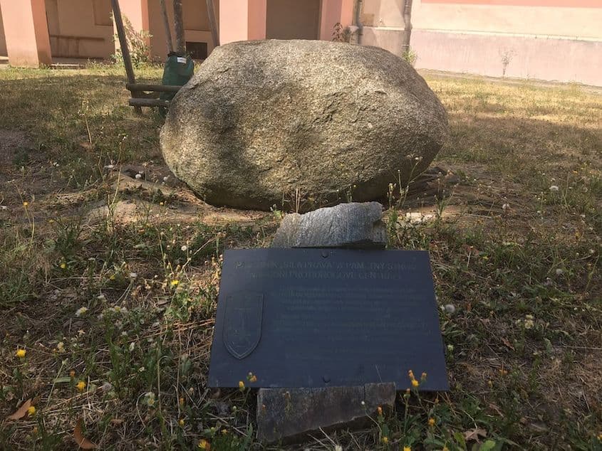 Memorialul „Puterea legii”, dedicat unității antidrog a poliției cehe, în fața Muzeului Poliției din Praga. Sursa: Albin Sybera.