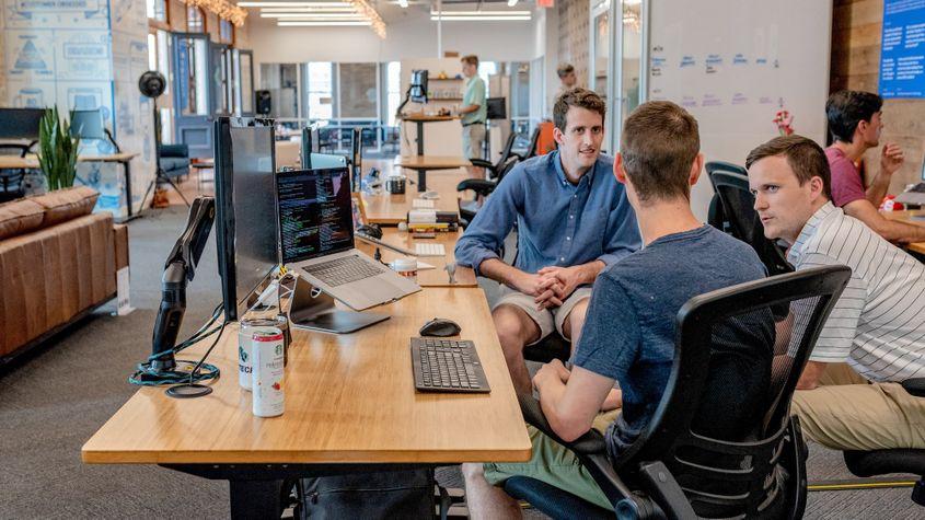 Spațiile de coworking s-au răspândit pe întreg globul. Foto: Austin Distel / Unsplash.com