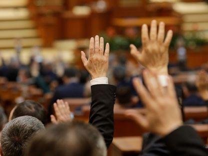 LIVE. Ziua moțiunii. Ilie Bolojan a ajuns în Parlament, începe citirea textului moțiunii