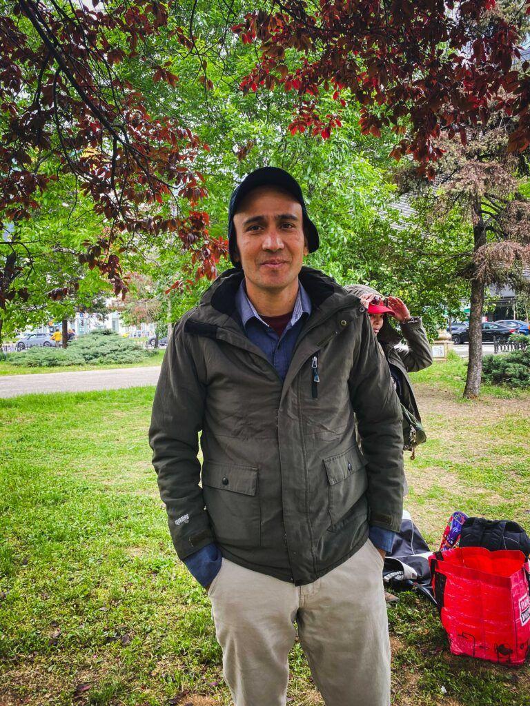 Karan e în România de trei ani și lucrează la un restaurant din sectorul 6. Îi place foarte mult ce face și comparativ cu traiul pe care îl avea acasă, e mulțumit. Foto: Luiza Popovici