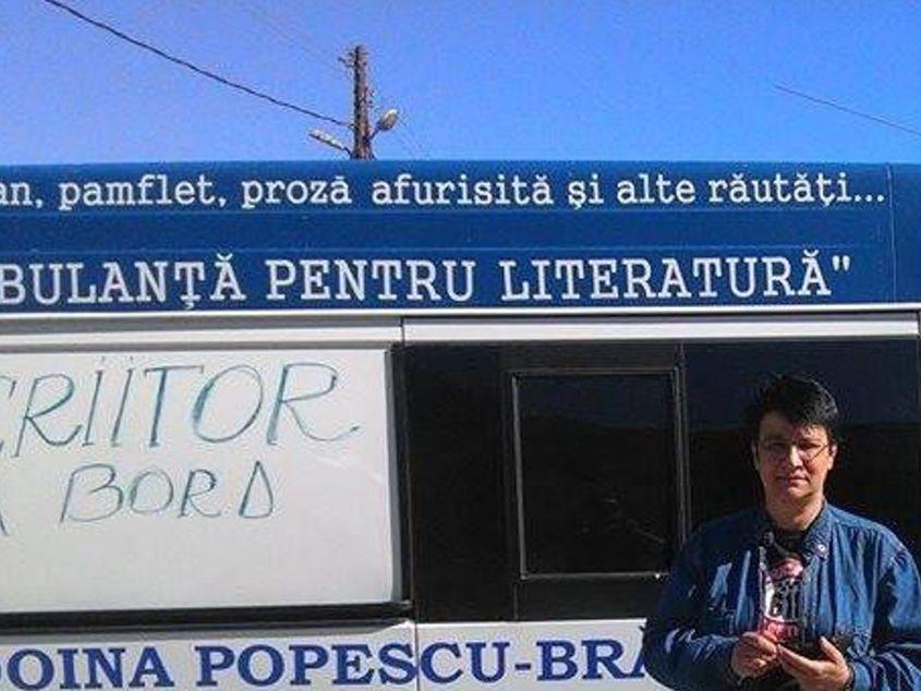 Doina Popescu-Brăila, în fața "ambulanței" cu care călătorea prin țară până de curând. La București se afla în altă mașină. Foto: Arhiva personală