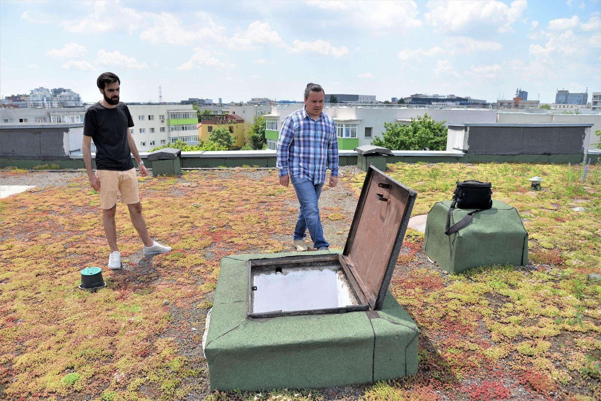 Octavian Pascu și Luca Laurențiu, inițiatorii sistemului tehnic de acoperiș verde pentru terasele blocurilor din cartierul Aviației, sector 1, București. Foto Lucian Muntean