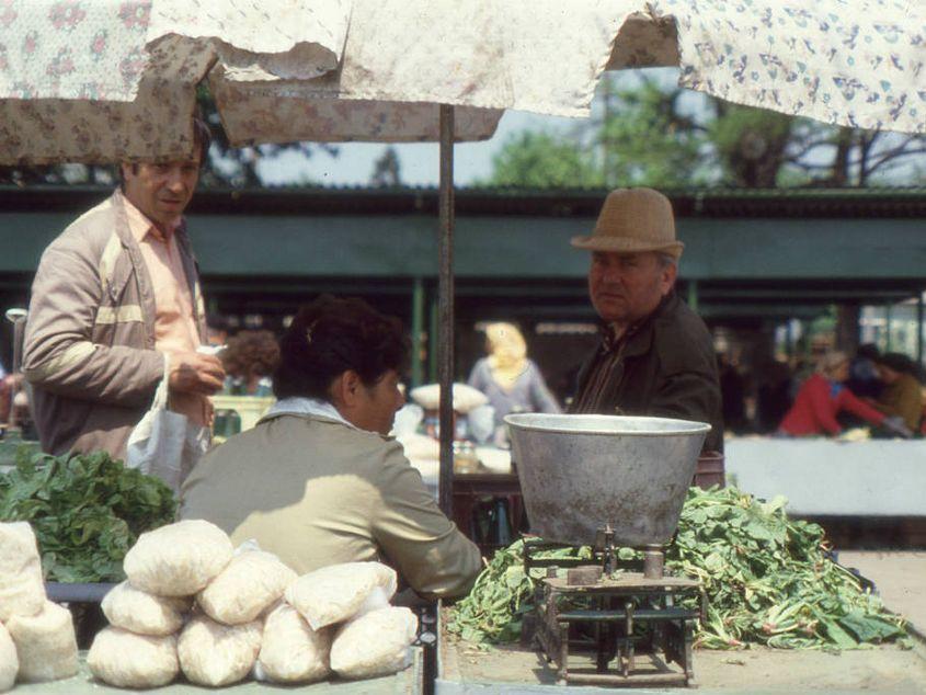 Piața Chirilă din cartierul ieșean Tătărași, în mai 1988. Fotografiile fac parte din arhiva profesorului David L. Hadaller