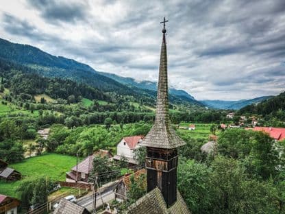 Pe urmele bisericilor de lemn din România