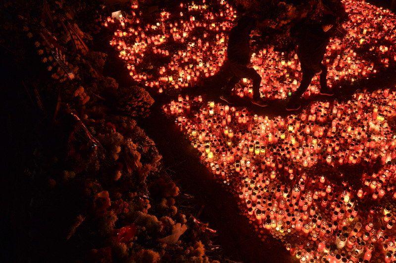 „Mai multe persoane aprind candele în memoria victimelor care și-au pierdut viețile în timpul incendiului din clubul bucureștean Colectiv, duminică, 1 noiembrie 2015, București.” <em>Inquam Photos / Octav Ganea</em>