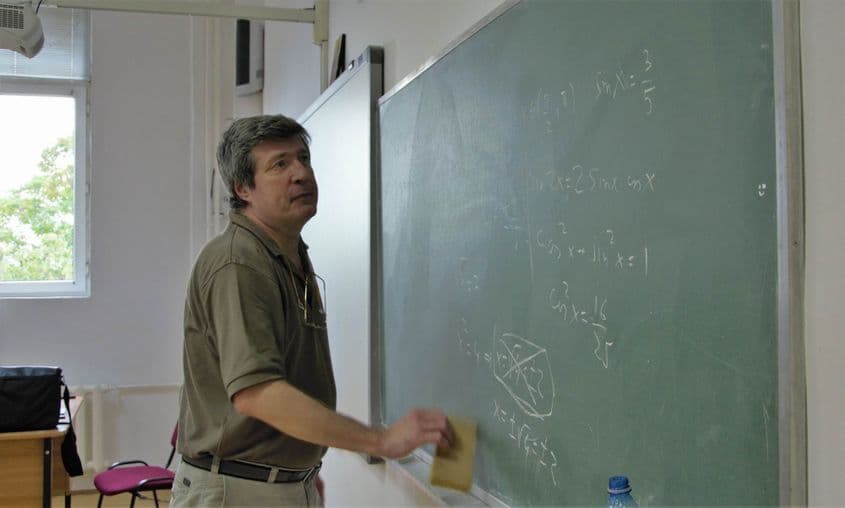 Chiar dacă se lucrează mult cu computerul, tabla și creta au rămas de bază în studiul matematicii.