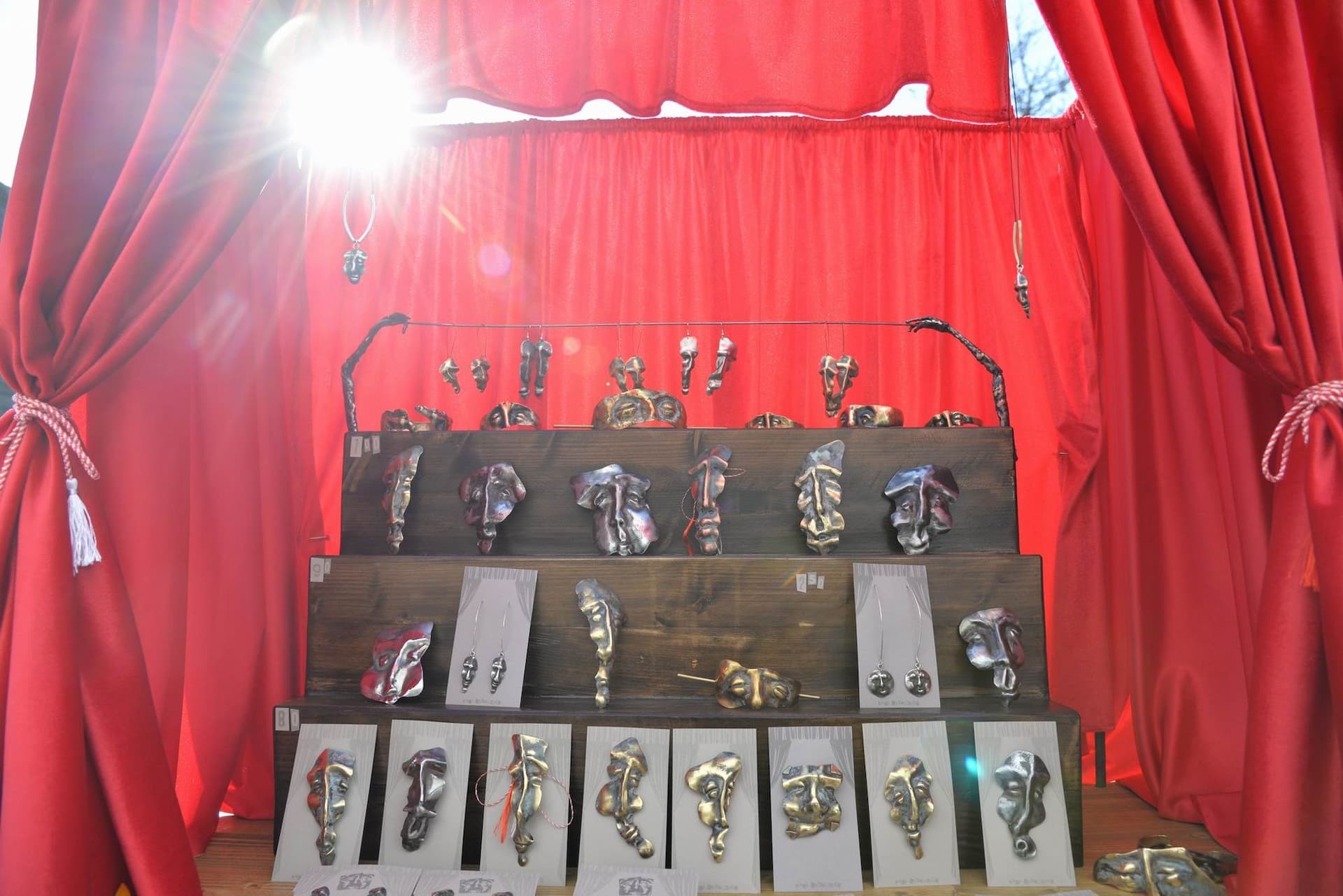 Mărțișoare sculptate în metal de Raul Georgescu expuse ca pe o scenă de teatru la Târgul Mărțișorului la Muzeul Țăranului Român. Foto Lucian Muntean