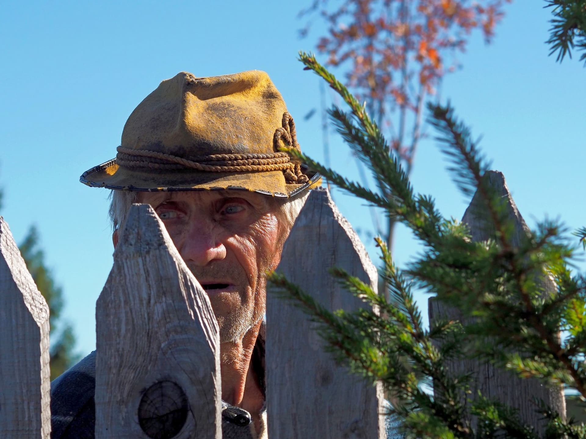 În cătunul Spărturi, Nicolae Macovei ne-a cântat șoptit din fluierul lui improvizat